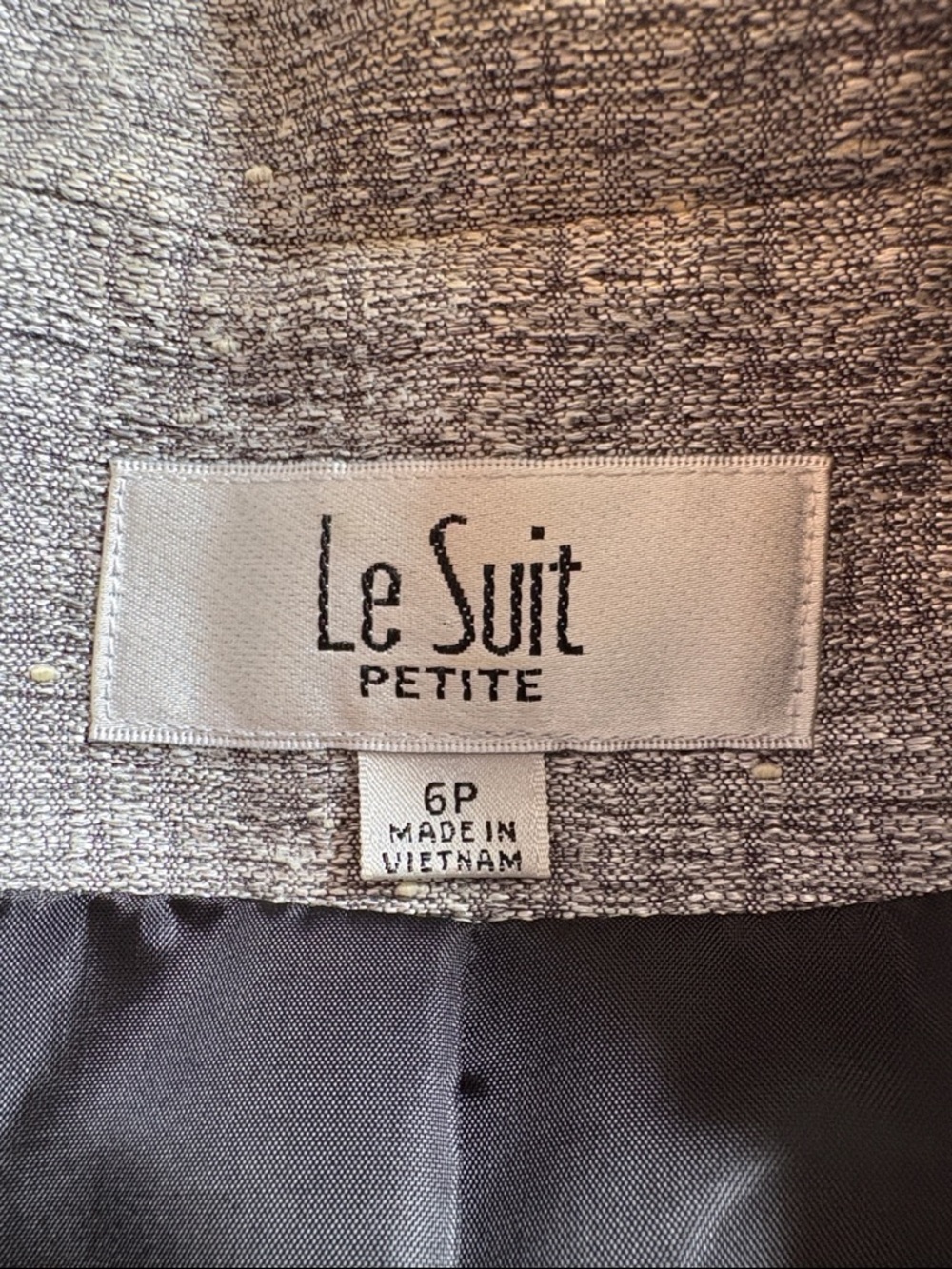 Le Suit Petite Shimmery Gray 3 Button Jacket and Skirt Suit Set Size 6P Like New - Picture 2 of 14